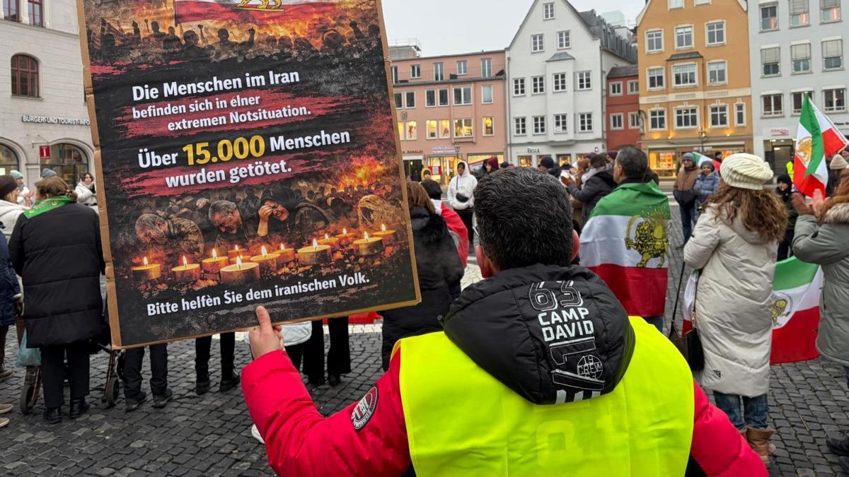 Augsburger Demonstranten fordern internationales Eingreifen