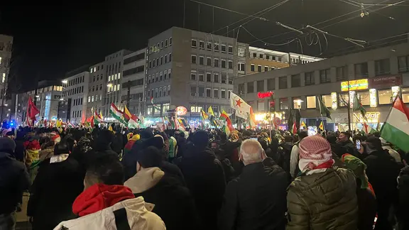 Menschen nehmen in Hannover an einer Demonstration teil. | NDR, Larissa Mass Menschen nehmen in Hannover an einer Demonstration teil.