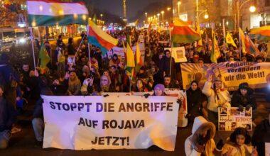 Hunderte halten Mahnwache für Kurden Syriens in Berlin