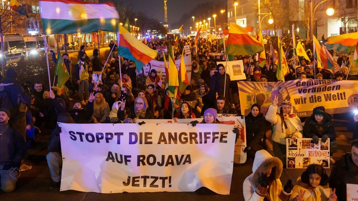 Hunderte halten Mahnwache für Kurden Syriens in Berlin