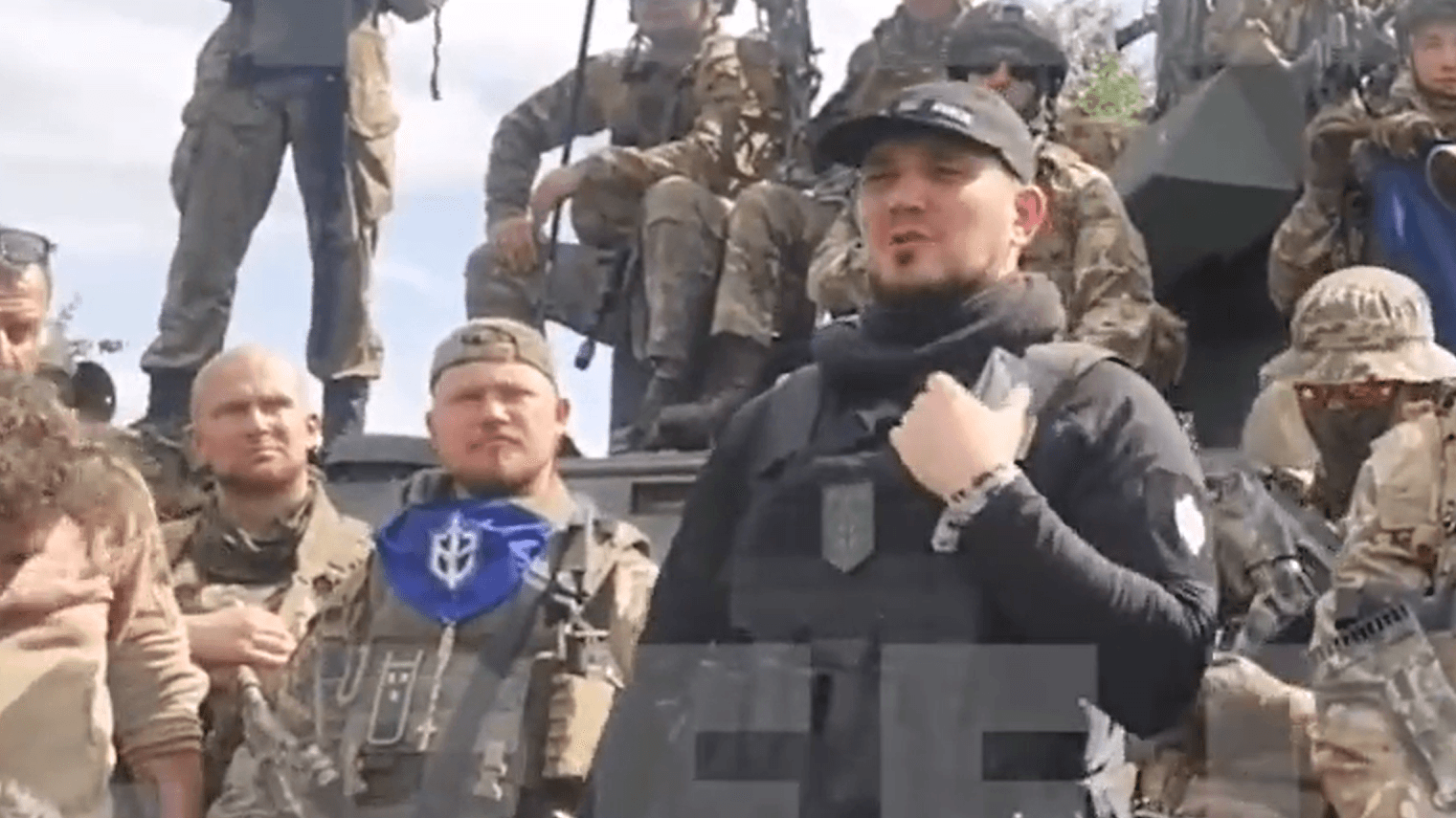 Denis Kapustin (M., in Schwarz), alias "White Rex": Der ukrainische Geheimdienst HUR hat nach eigenen Angaben 500.000 Dollar Belohnung aus Moskau kassiert.