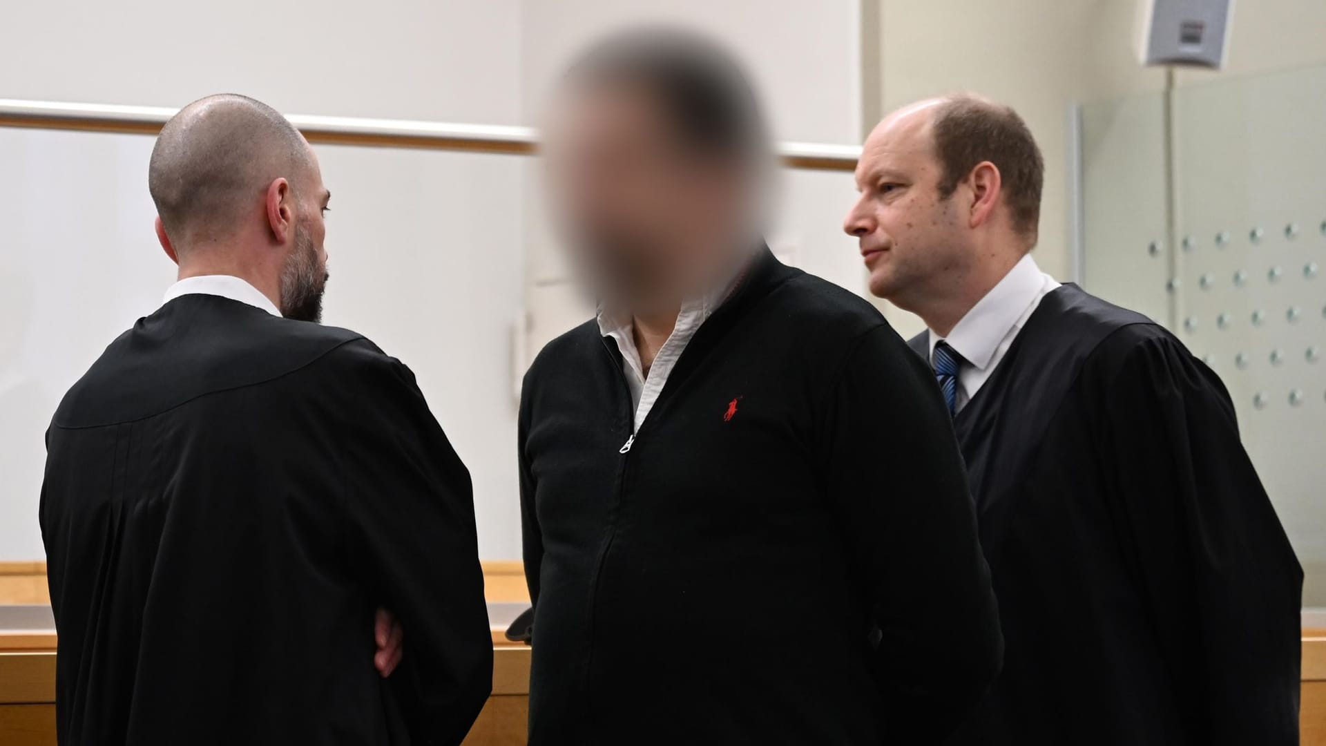 Der angeklagte Staatsanwalt aus Hannover mit seinen Verteidigern: Der Mann hat gestanden, gegen Geld eine international agierende Kokain-Bande mit Informationen versorgt zu haben. Der angeklagte Staatsanwalt aus Hannover mit seinen Verteidigern: Der Mann hat gestanden, gegen Geld eine international agierende Kokain-Bande mit Informationen versorgt zu haben.