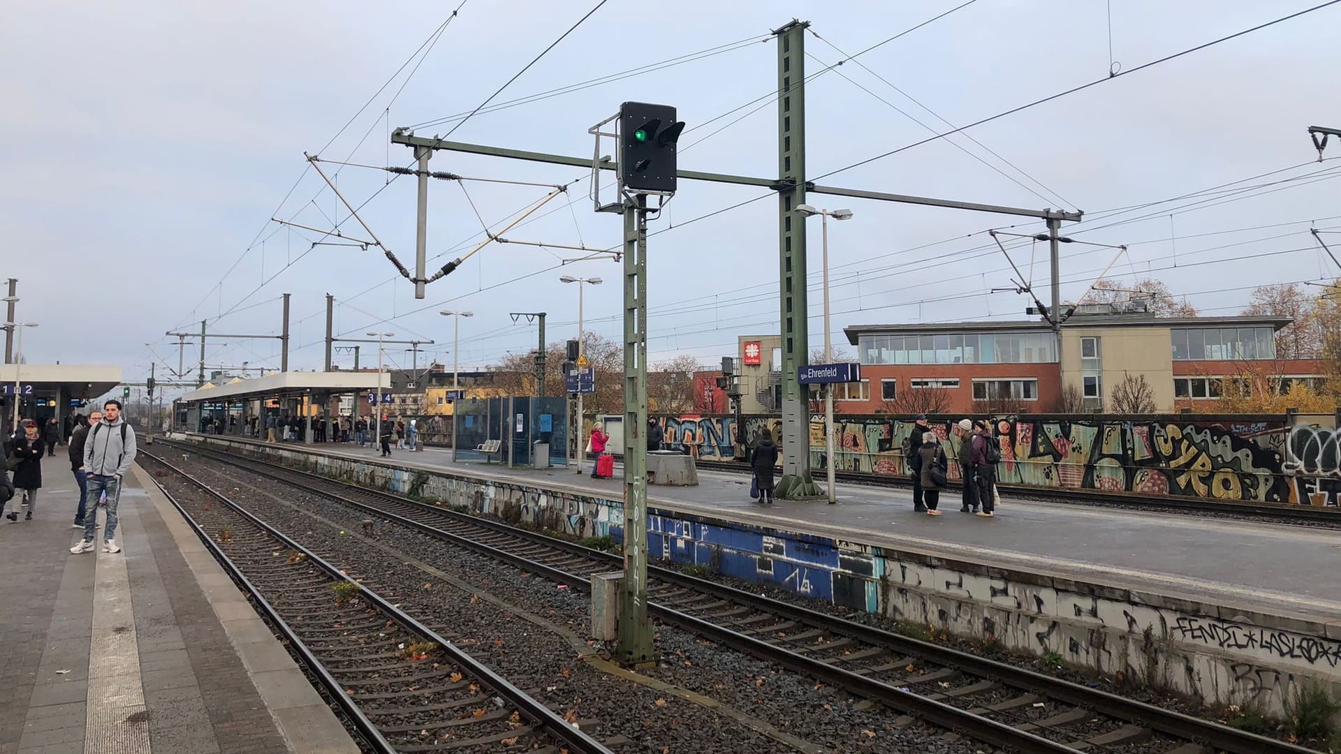 Der Bahnhof Ehrenfeld am Montag: Hier scheint das große Chaos auszubleiben.