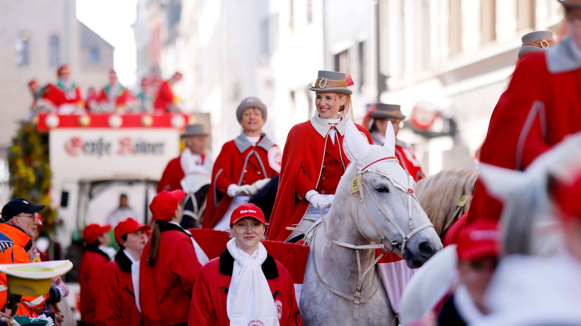 Der Rosenmontagszug in Köln: Die Stadtverwaltung wollte den Karnevalsumzug kurzfristig mit weniger Geld bezuschussen. Nun fließt doch eine beträchtliche Summe. Der Rosenmontagszug in Köln: Die Stadtverwaltung wollte den Karnevalsumzug kurzfristig mit weniger Geld bezuschussen. Nun fließt doch eine beträchtliche Summe.