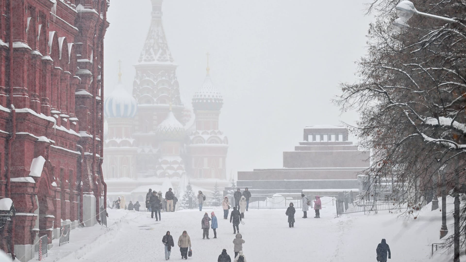 Der Rote Platz in Moskau im Schnee: Schwere Schneefälle decken seit mehreren Tagen Russlands Hauptstadt ein.