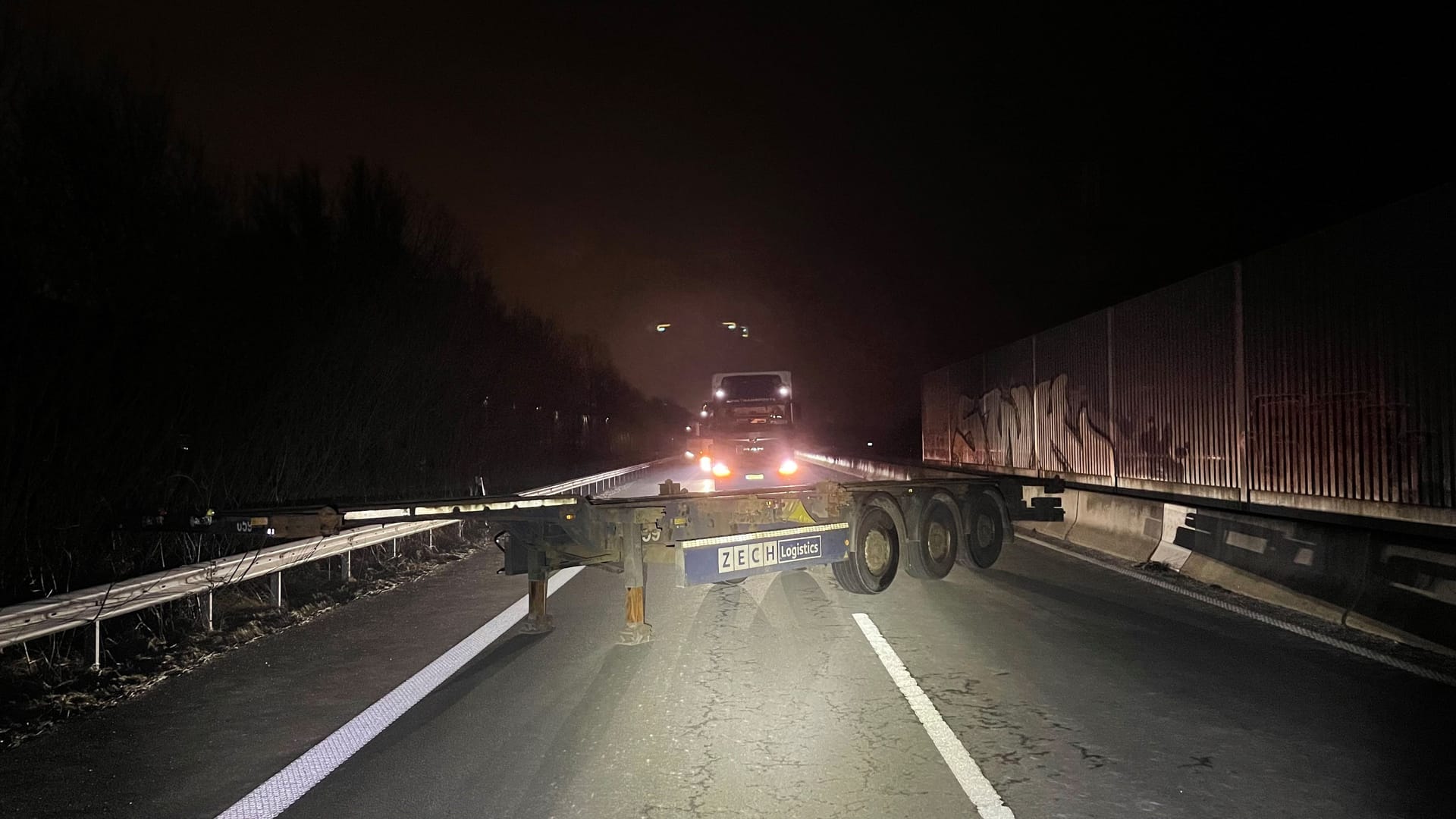 Der Sattelauflieger auf der A281 bei Bremen: Mehrere Autofahrer mussten scharf abbremsen, um eine Kollision zu verhindern. Der Sattelauflieger auf der A281 bei Bremen: Mehrere Autofahrer mussten scharf abbremsen, um eine Kollision zu verhindern.