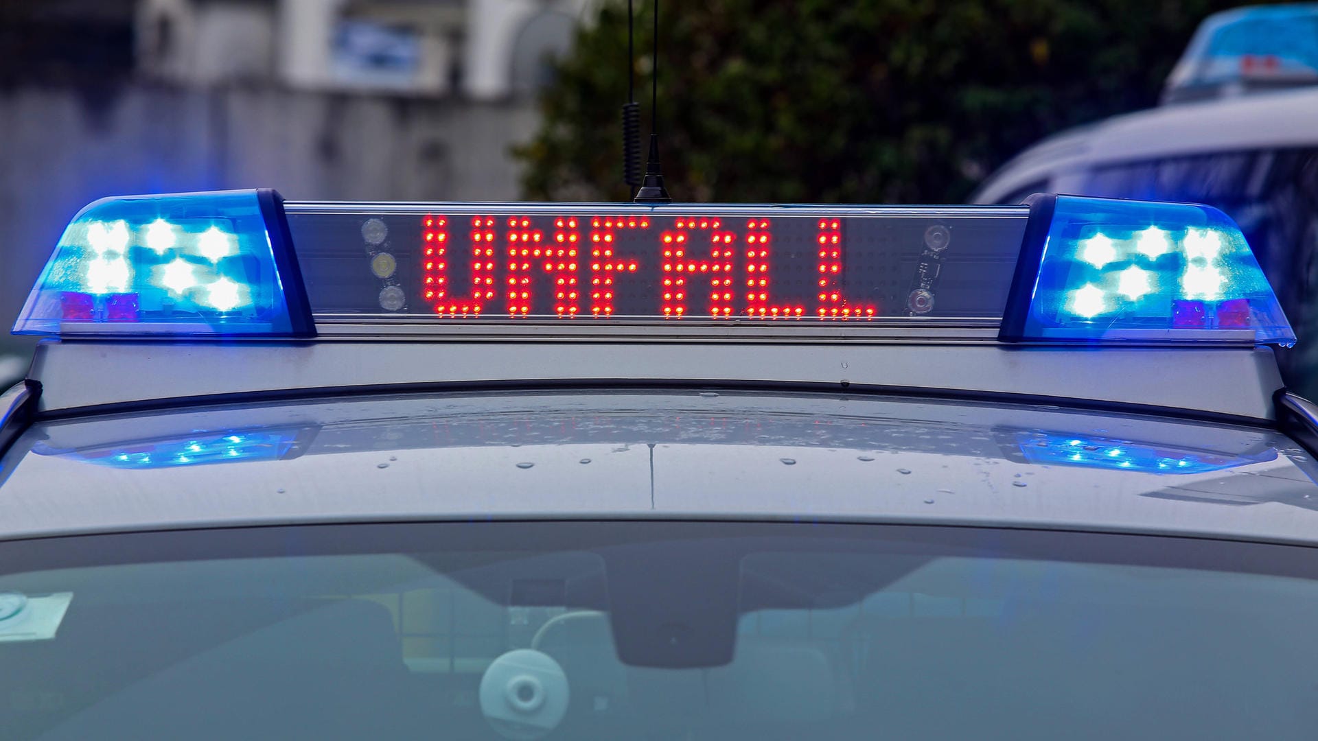 Der Schriftzug "Unfall" leuchtet auf einem Einsatzfahrzeug der Polizei Nordrhein-Westfalen (Symbolbild): In Essen ist eine Frau durch einen Unfall ums Leben gekommen.