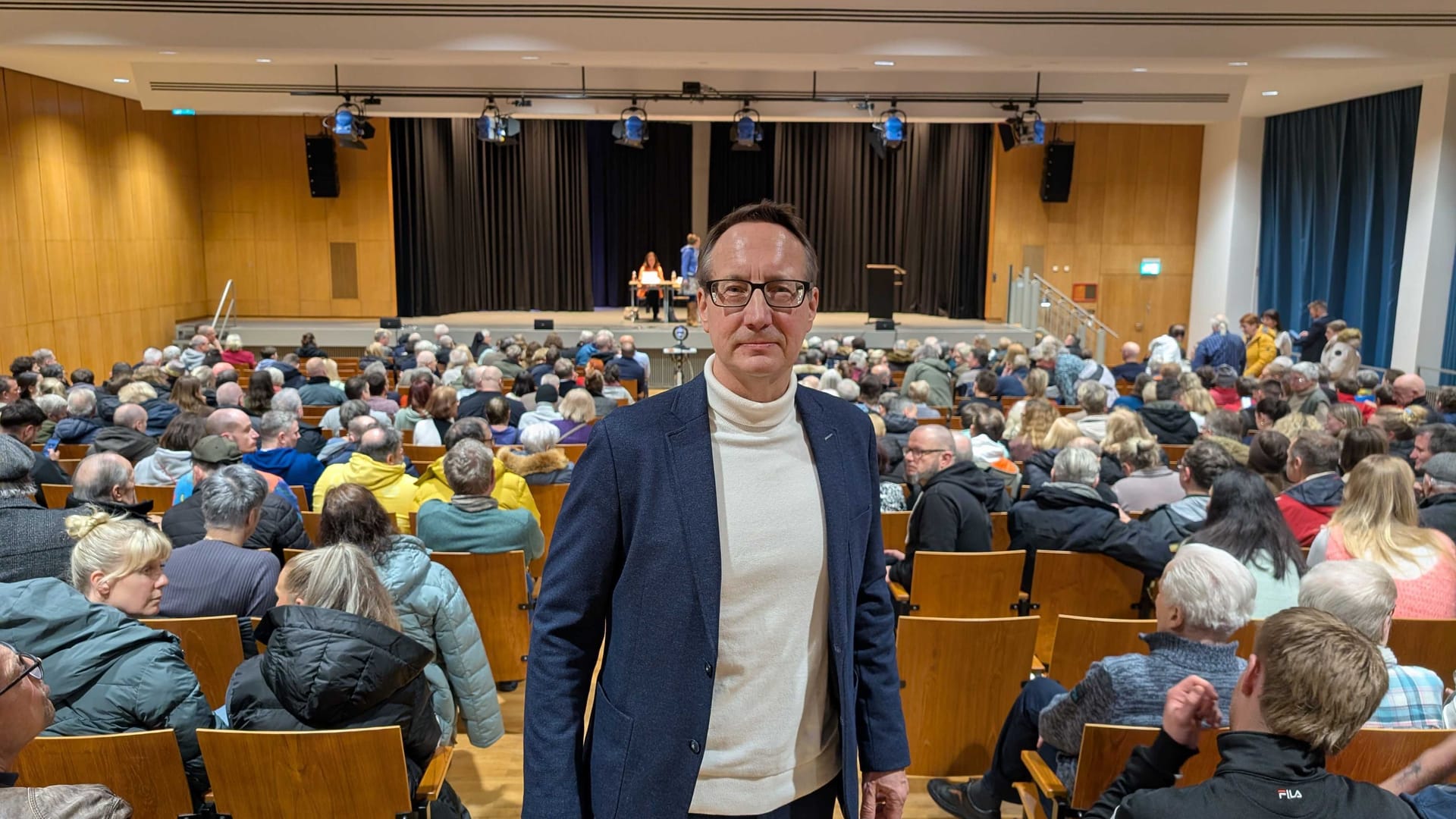 Der Vorsitzende der Interessengemeinschaft (IG) Pantaleonsviertel, Andreas Zittlau: Er freute sich über den großen Andrang in der Aula am Perlengraben. Der Vorsitzende der Interessengemeinschaft (IG) Pantaleonsviertel, Andreas Zittlau: Er freute sich über den großen Andrang in der Aula am Perlengraben.