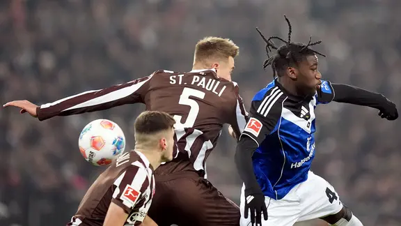 St. Paulis Hauke Wahl (l.) und HSV-Angreifer Fabio Baldé