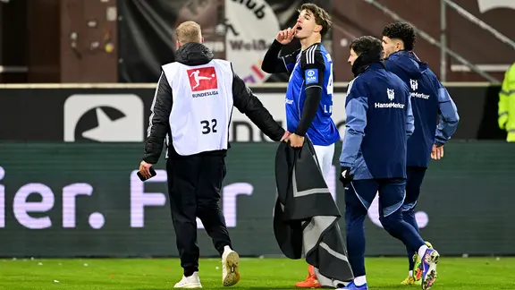 HSV-Verteidiger Luka Vuskovic verlässt mit einer Geste gen Fans den Platz.