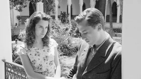 Eine junge Frau und ein junger Mann stehen auf einem Balkon | Copyright Foz - Gaumont - France 2 Cinema, Carole Bethuel Eine junge Frau und ein junger Mann stehen auf einem Balkon