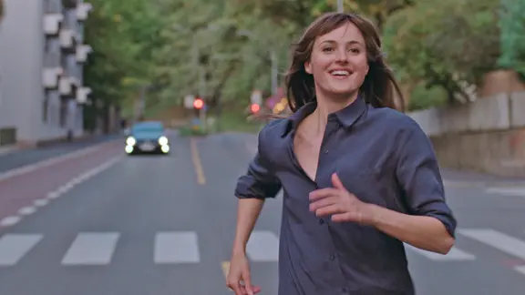 Renate Reinvske lächelt und läuft im Film "Der schlimmste Mensch der Welt" von Joachim Trier