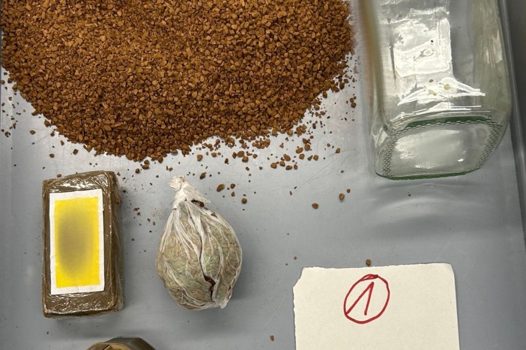 Der Zoll entdeckt illegale Betäubungsmittel im Gepäck einer Reisenden am Flughafen Hannover.