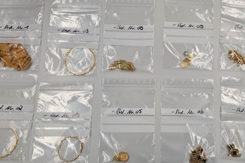 Zoll entdeckt Goldschmuck im Gepäck eines Urlaubers am Flughafen Hannover. 