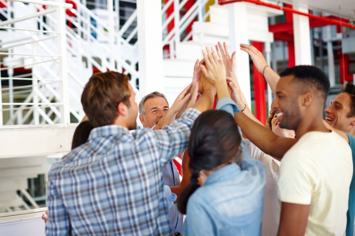 Glückliche Kollegen geben sich ein High Five