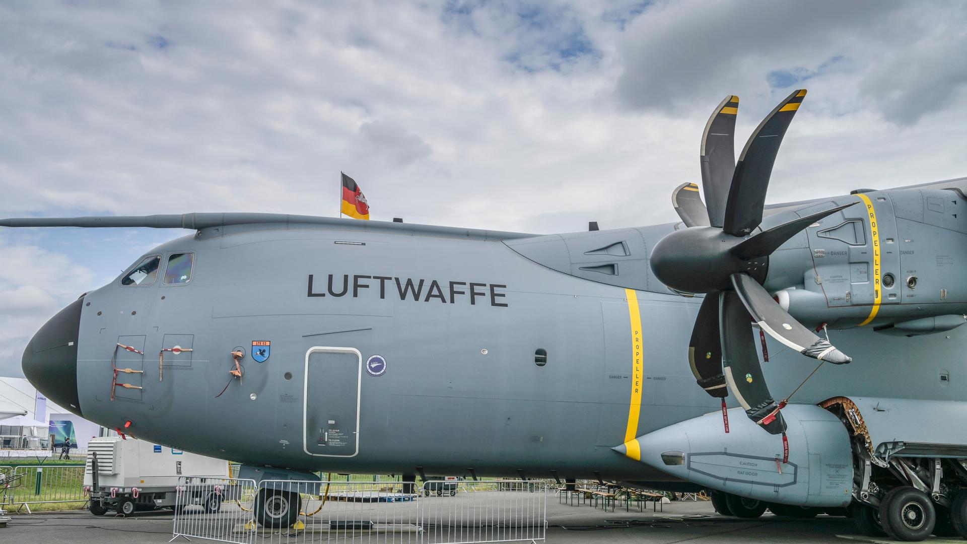 Der Airbus A400M der Deutschen Luftwaffe in einer Seitenperspektive