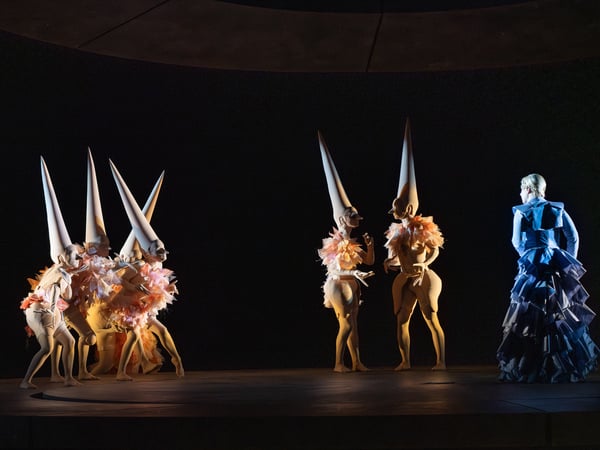 Ort: Deutsches Oper, Berlin. Titel: Violanta. Musik: Erich Wolfgang Korngold. Libretto: Hans Mueller-Einigen. Musikal. Leitung: Sir Donald Runnicles. Insz.: David Hermann. Buehne: Jo Schramm. Kostueme: Sybille Wallum. Premiere: 25.01.26 Darst.: Ólafur Sigurdarson (Simone Trovai), Laura Wilde (Violanta), Mihails Culpajevs (Alfonso). Copyright: Marcus Lieberenz/bildbuehne.de (Veroeffentlichung nur gegen Honorar und Belegexemplar!)