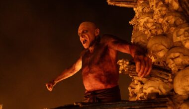 „28 Years Later: Bone Temple“ im Kino: Gegen Zombies helfen nur die richtigen Drogen - Tagesspiegel