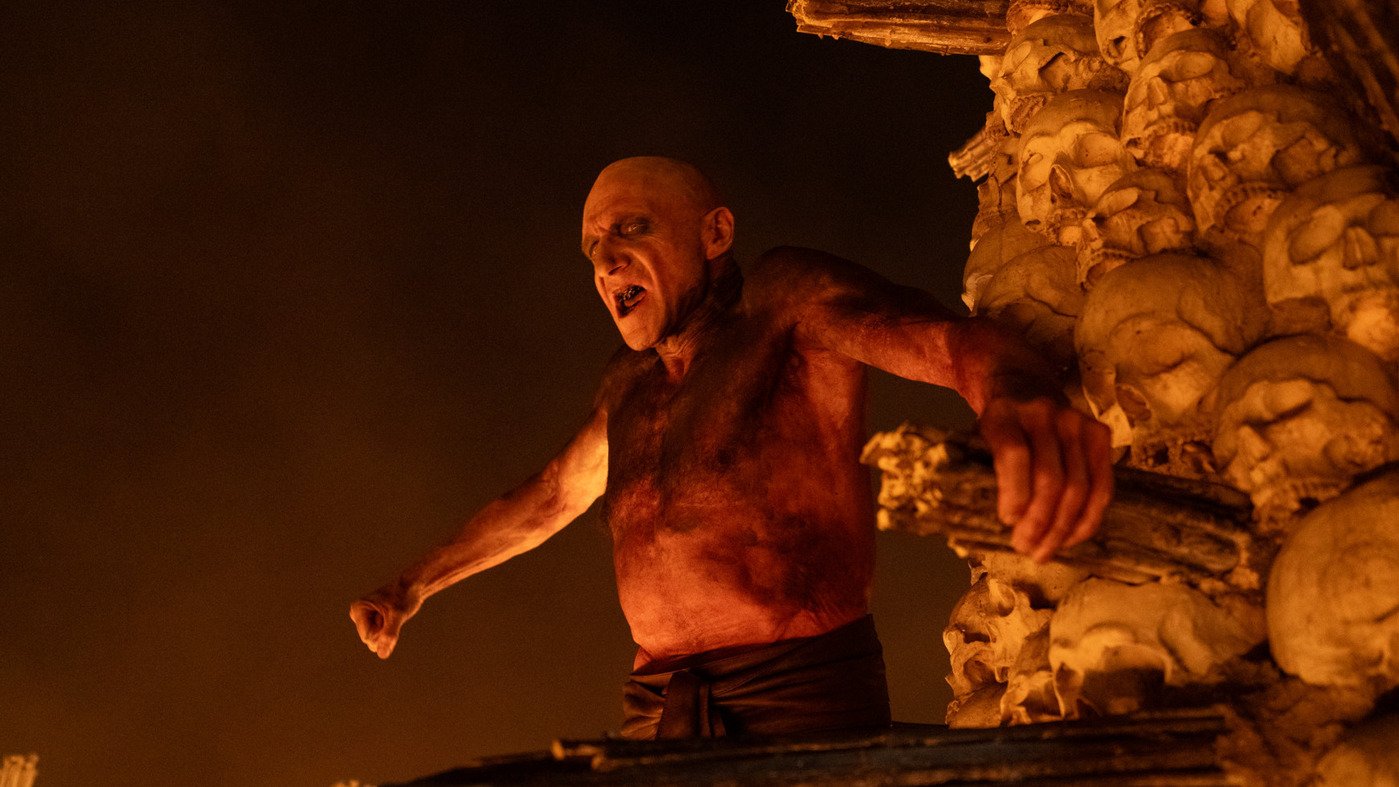 „28 Years Later: Bone Temple“ im Kino: Gegen Zombies helfen nur die richtigen Drogen - Tagesspiegel