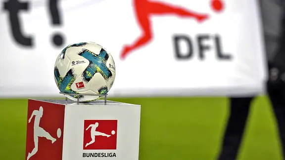Ein Ball und das Logo der Deutschen Fußball Liga (DFL)