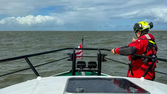 Seenotretter auf dem Weg zu einem Schiffbrüchigen vor Schillig