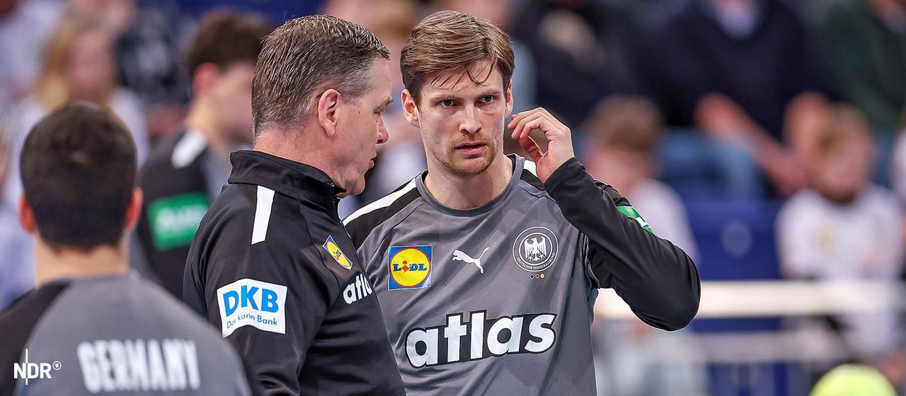 Handball-Bundestrainer Alfred Gislason (l.) im Gespräch mit Rune Dahmke