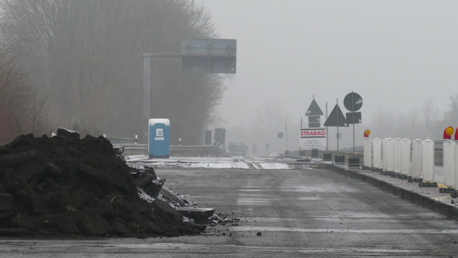 Die abgesperrte Fundstelle an der Anschlussstelle Köln-Lind: An der A59 im Kölner Süden ist eine Bombe entdeckt worden.