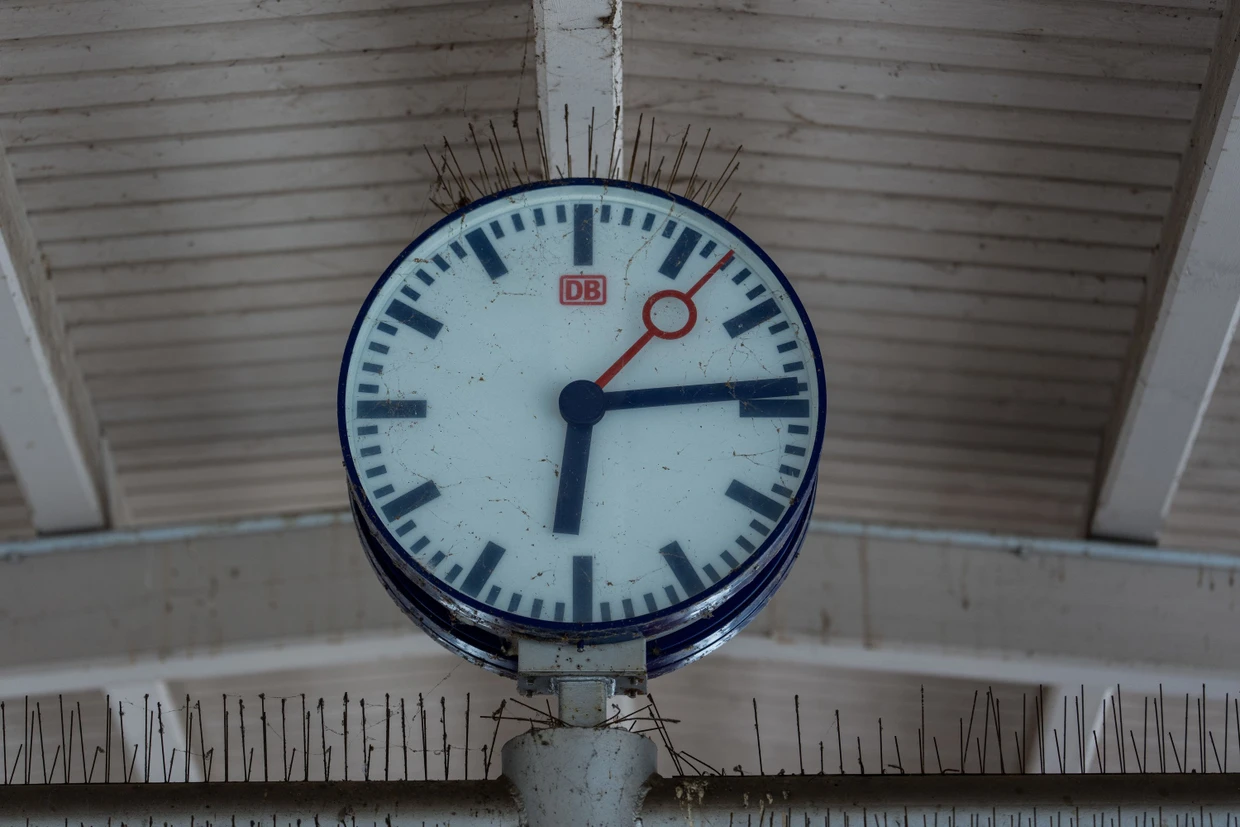 Die Bahnhofsuhr in Wannsee ist um 06.14 Uhr stehen geblieben.