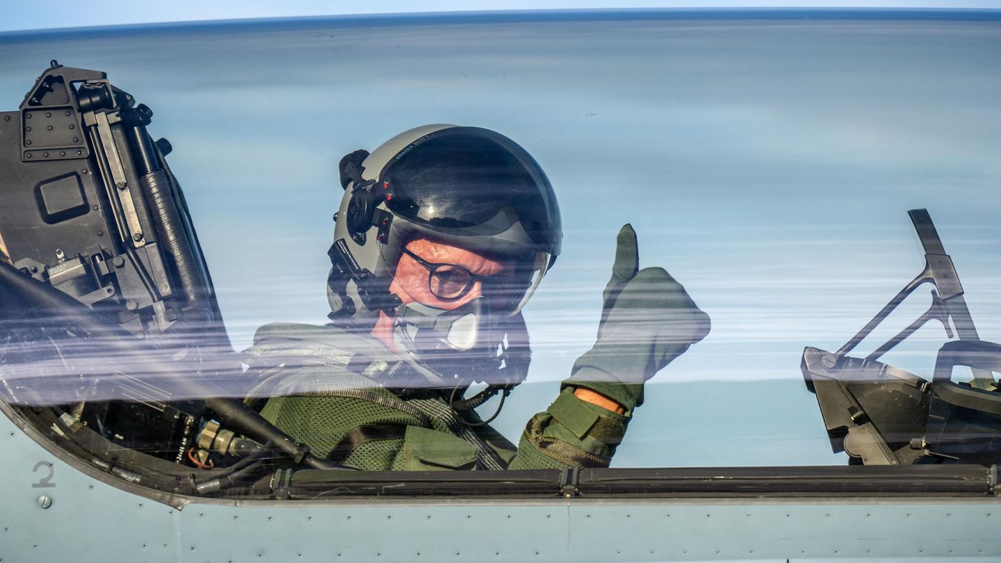 Daumen hoch, auch für 2026? Friedrich Merz, damals noch CDU-Bundesvorsitzender, als Passagier an Bord eines Eurofighters im Juni 2024