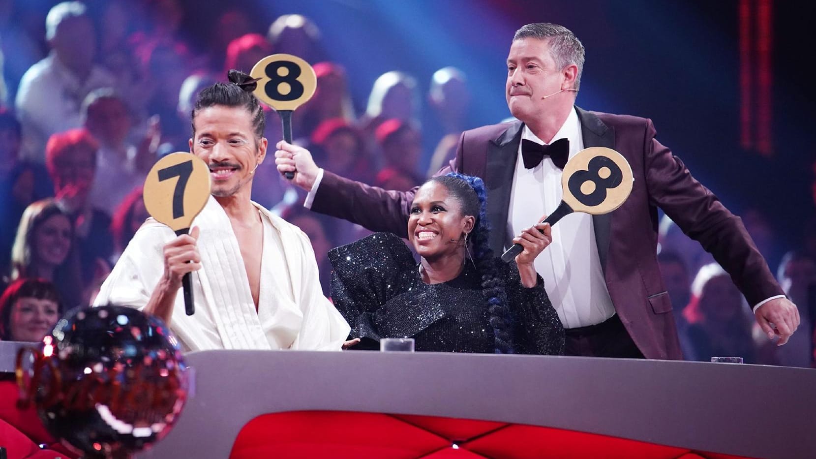 Die "Let´s Dance"-Jury hier noch mit Publikum im Hintergrund: Seit der dritten Liveshow findet das Format komplett ohne Publikum statt.