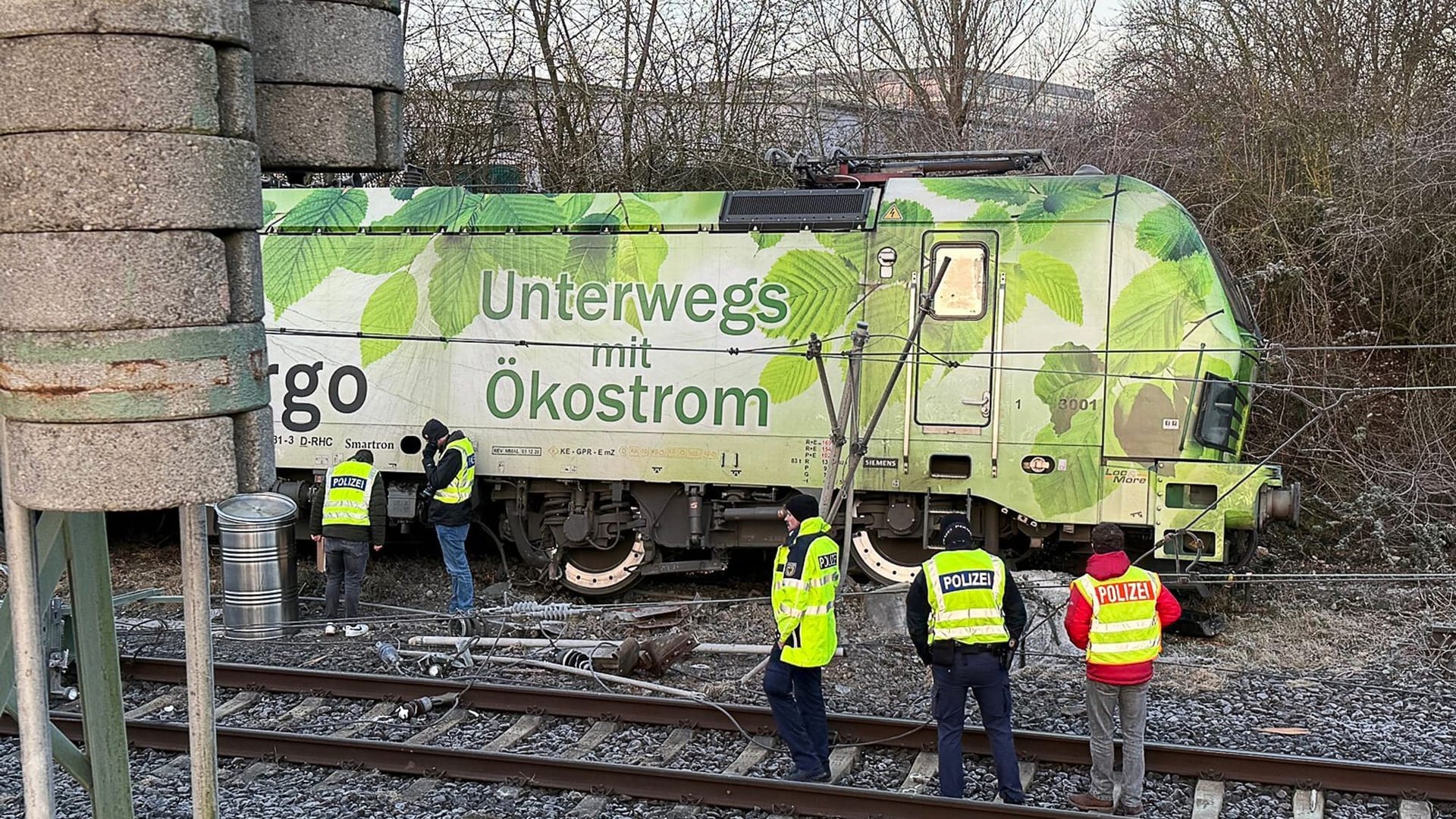 Lok entgleist und beschädigt Oberleitung - Streckensperrung Lok entgleist und beschädigt Oberleitung - Streckensperrung