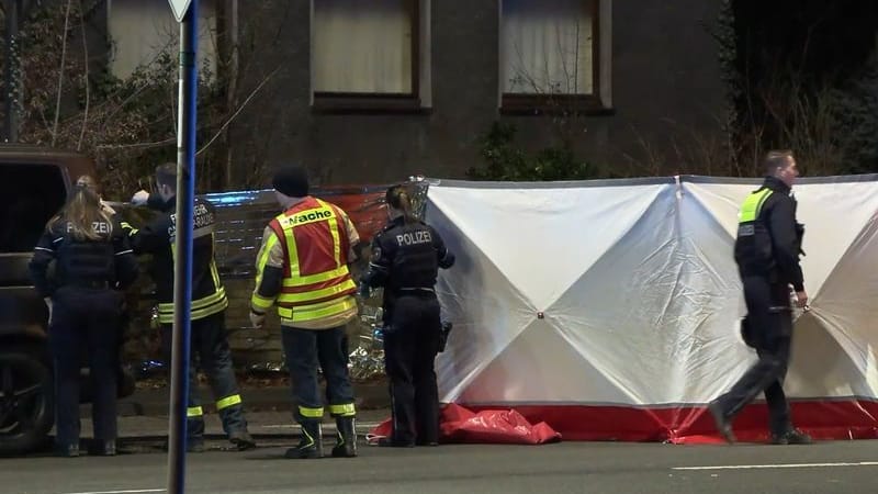 Die Polizei hat einen Sichtschutz aufgebaut: Ein 17 Jahre alter Jugendlicher ist in Castrop-Rauxel stark blutend von Passanten entdeckt worden.