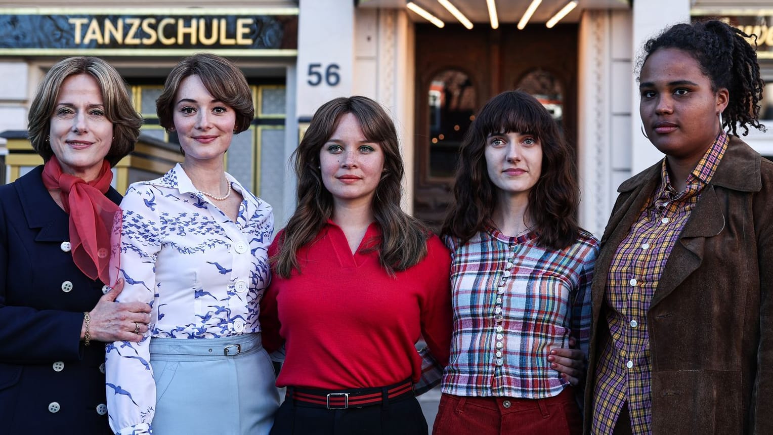 Die Schauspielerinnen Claudia Michelsen (l-r), Maria Ehrich, Sonja Gerhardt, Marie Louise Albertine Becker und Massiamy Diabyam: Sie spielen zusammen in der Serie "Ku'damm 77".