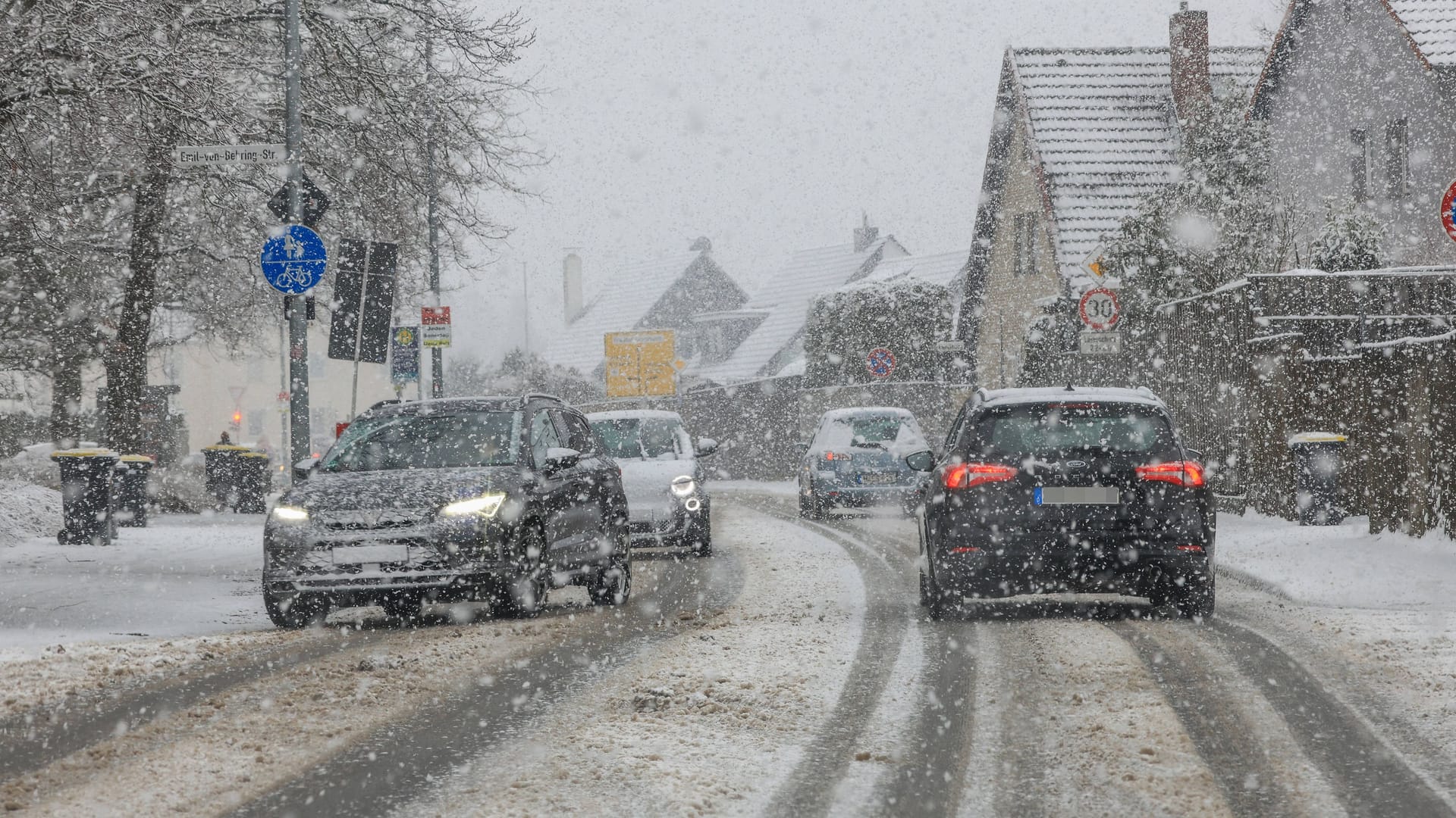 Die Schneefront erreicht Hannover (Archivbild): Das Wochenende bleibt kalt. Die Schneefront erreicht Hannover (Archivbild): Das Wochenende bleibt kalt.