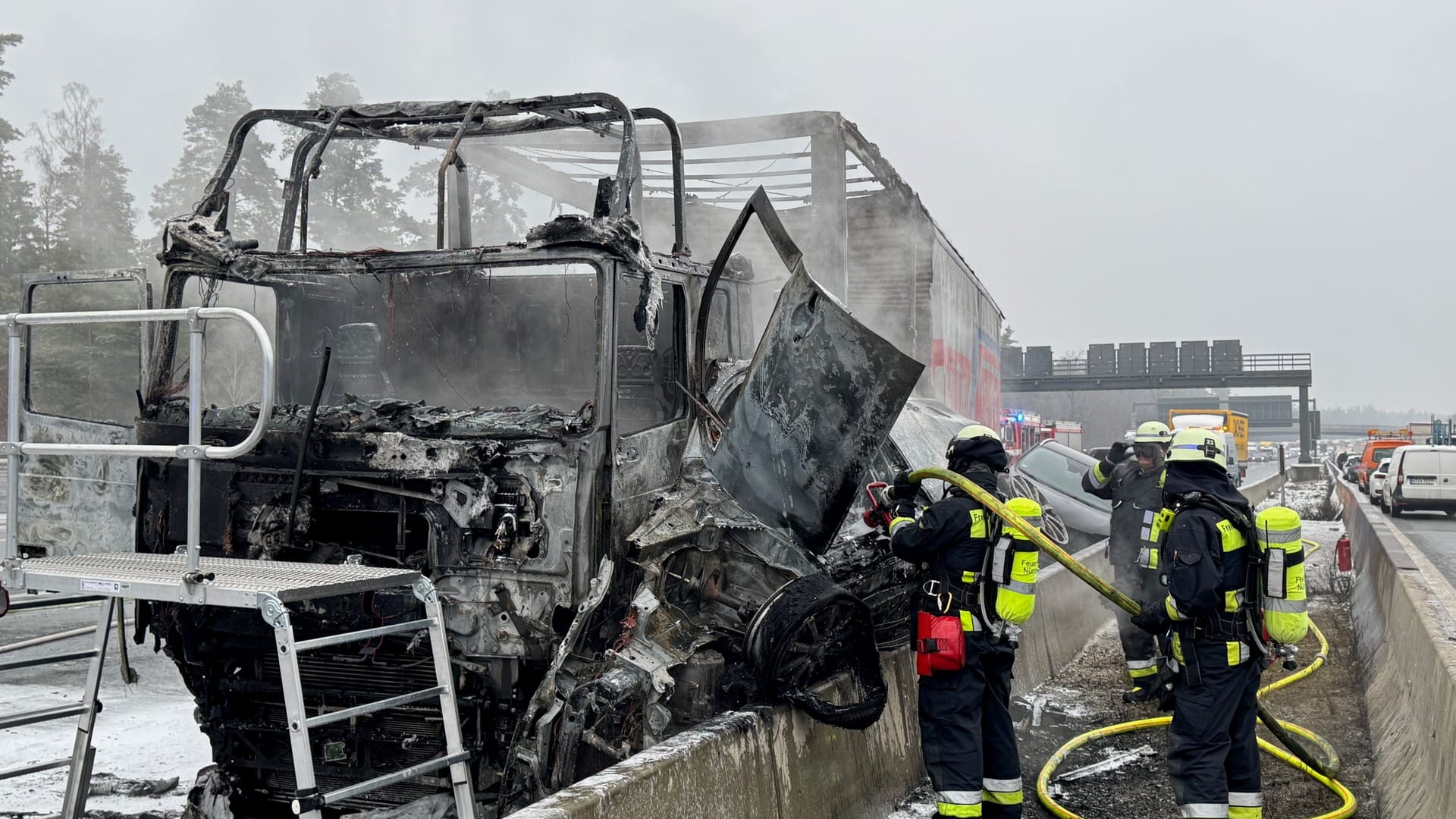 Die Unfallstelle auf der A6: Ein Lastwagen und ein Auto sind komplett ausgebrannt.