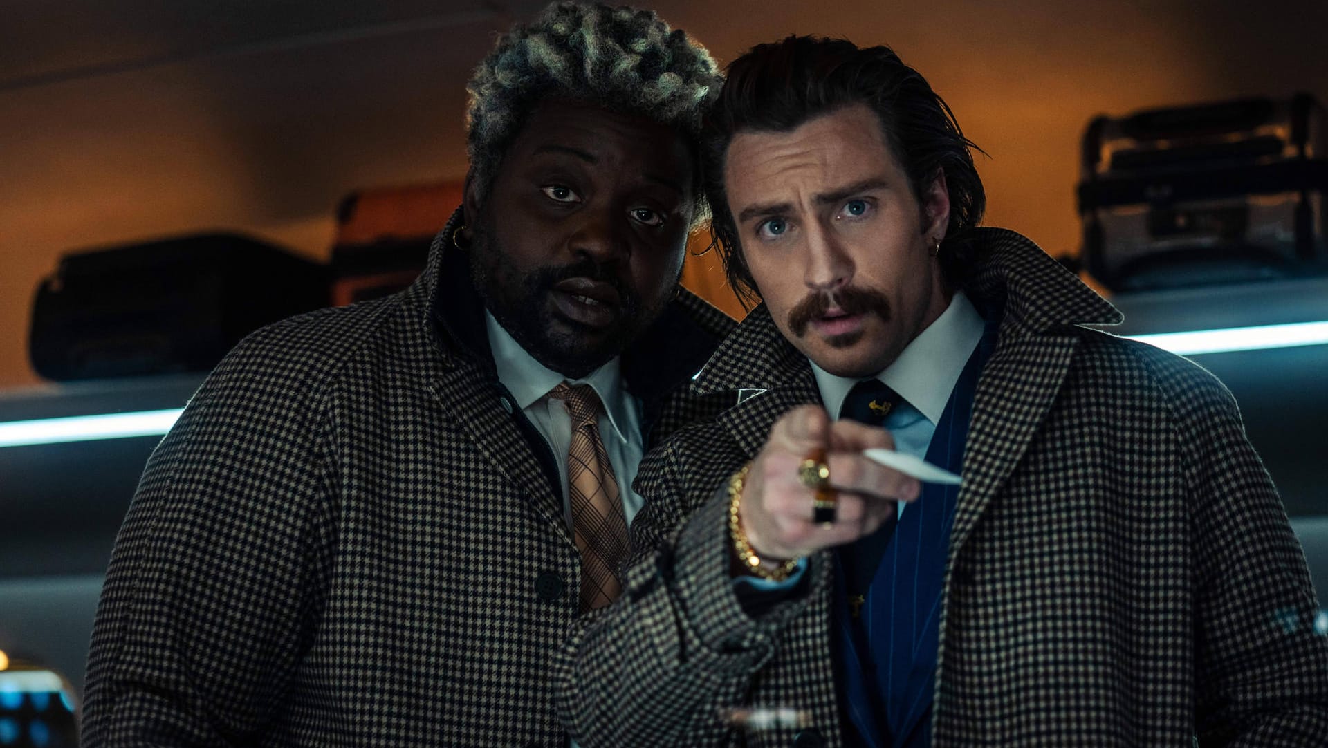 Die "Zwillinge": Henry (li.) und Taylor-Johnson als "Lemon" und "Tangerine" in "Bullet Train". Die "Zwillinge": Henry (li.) und Taylor-Johnson als "Lemon" und "Tangerine" in "Bullet Train".