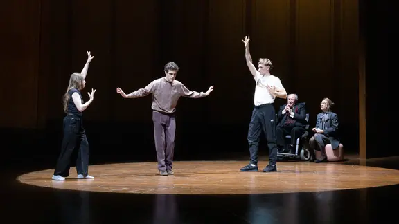 Darsteller auf der Bühne | Lucie Jansch/Deutsches Schauspielhaus Hamburg Darsteller auf der Bühne