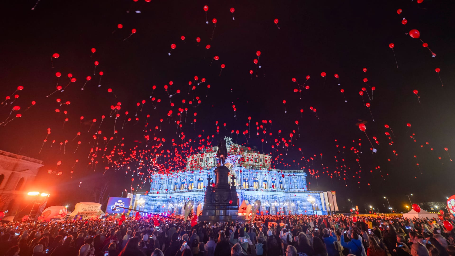 Dieses Jahr sollen wieder hunderte Heliumballons am Ballabend am Theaterplatz aufsteigen: Allerdings mit ein paar Änderungen. Dieses Jahr sollen wieder hunderte Heliumballons am Ballabend am Theaterplatz aufsteigen: Allerdings mit ein paar Änderungen.