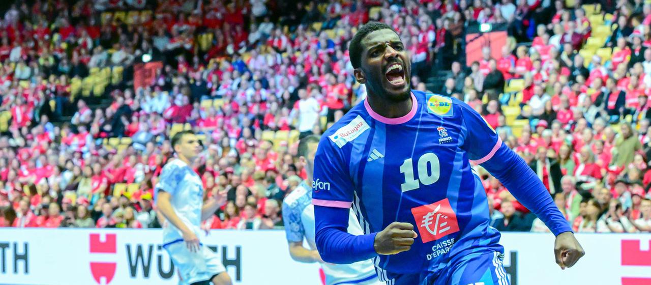 Dika Mem wird Man-of-the-Macth im Spiel gegen Portugal