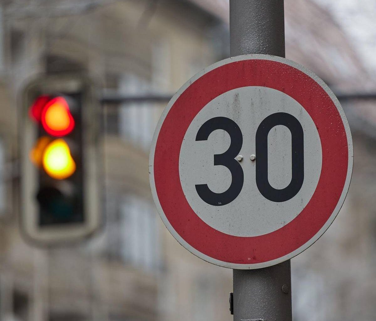 Studie zu Tempo 30: Weniger Unfälle, kaum längere Fahrzeit