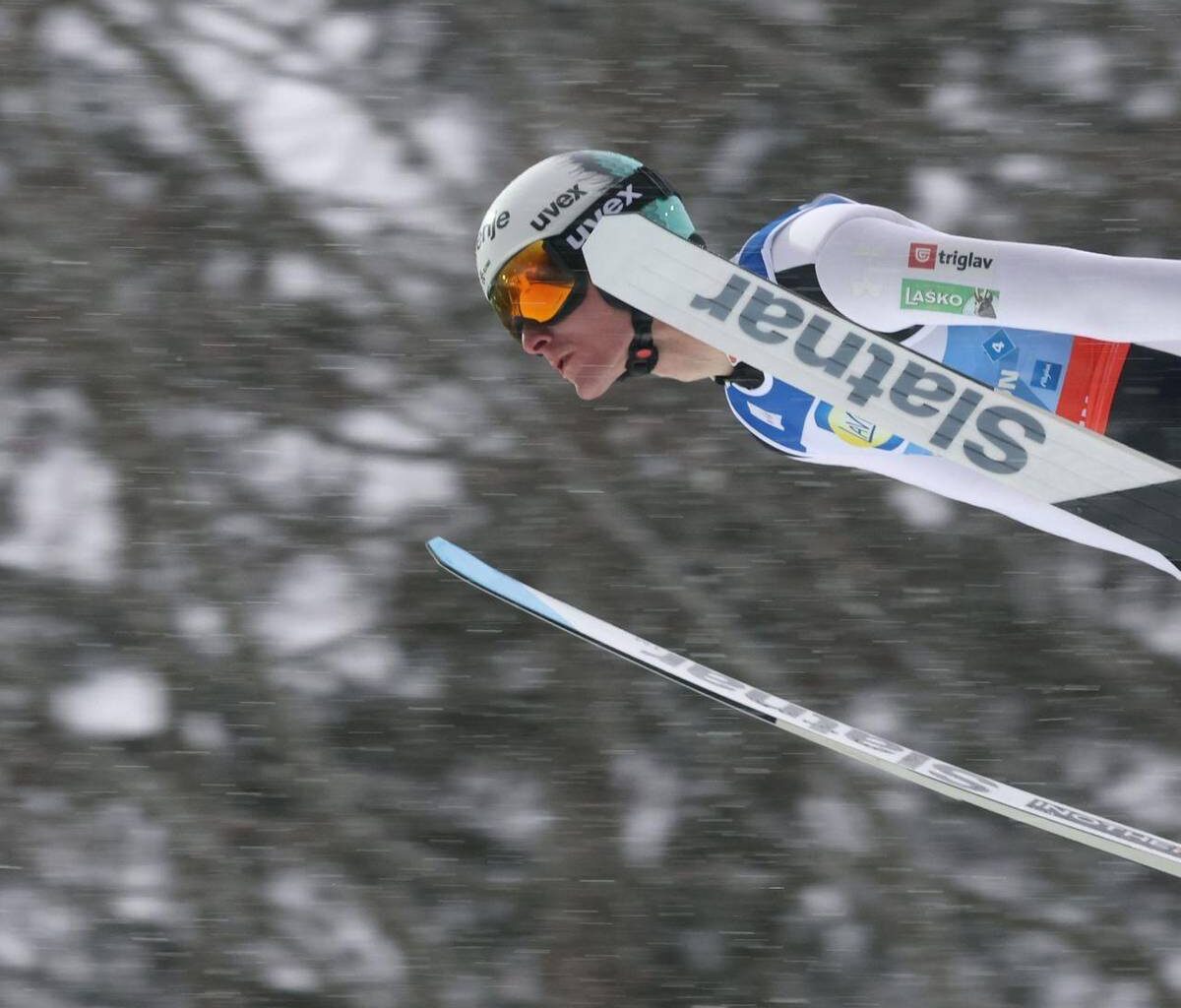 Ski rutschen die Schanze runter: Prevc darf nicht fliegen