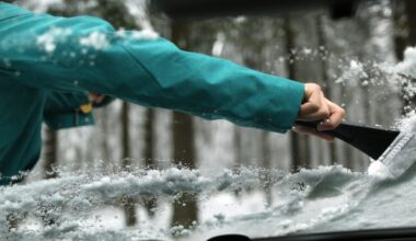 Polizei sucht Zeugen: 83-Jähriger will Auto in Hamburg von Schnee befreien und wird von Lastwagen erfasst