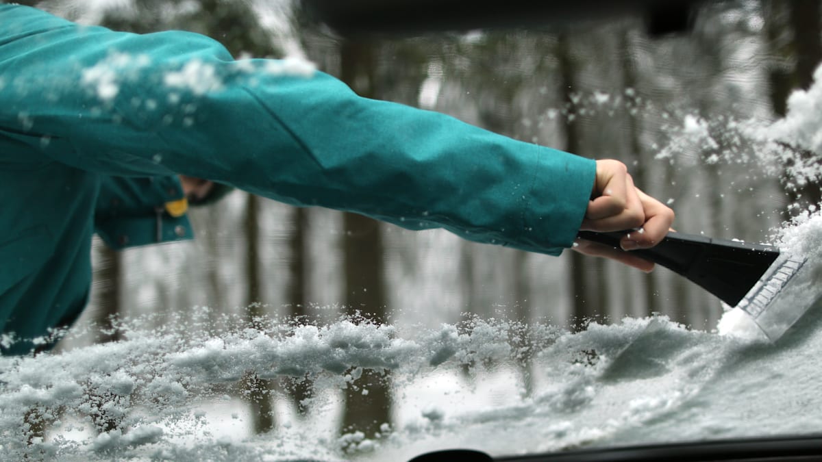 Polizei sucht Zeugen: 83-Jähriger will Auto in Hamburg von Schnee befreien und wird von Lastwagen erfasst