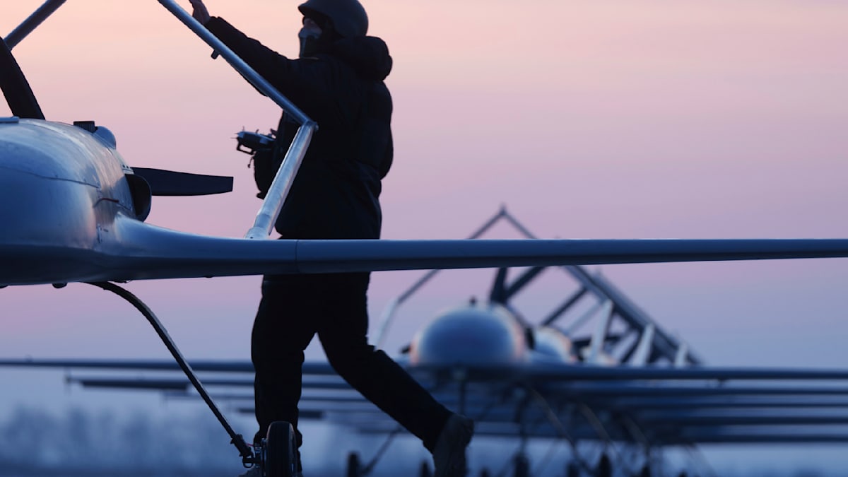 Ukraine-Krieg: ++ Moskau meldet Abwehr ukrainischer Drohnen – Auto explodiert in Kiew ++ Liveticker