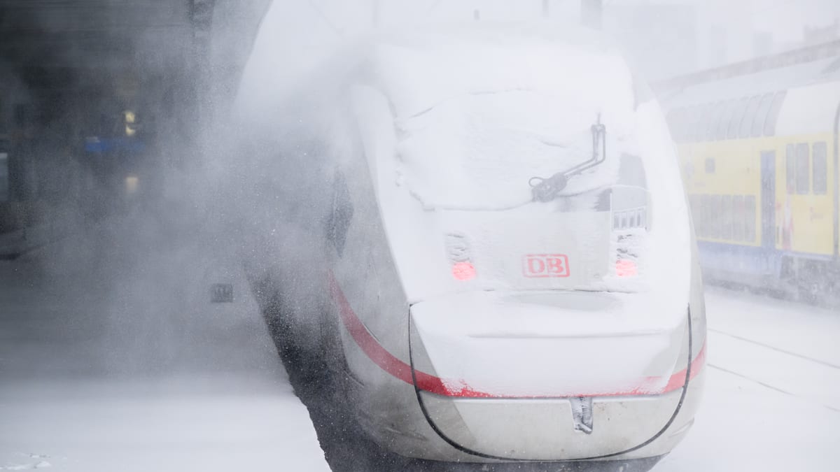 Wetter: ++ Bahn-Fernverkehr im Norden eingestellt – Wintersturm bringt bis zu 50 Zentimeter Neuschnee im Süden ++ „Elli“ im Liveticker