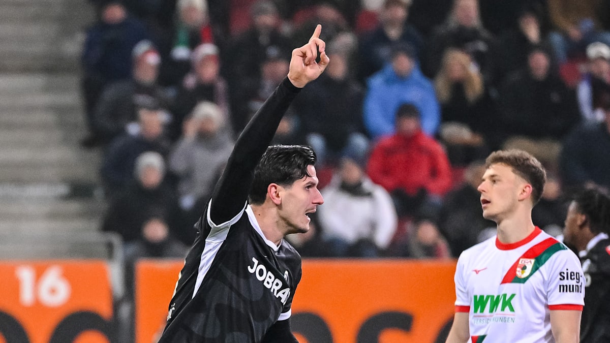 FC Augsburg: Zwei-Tore-Führung reicht nicht gegen SC Freiburg – Pyro-Chaos und späte Gegentore