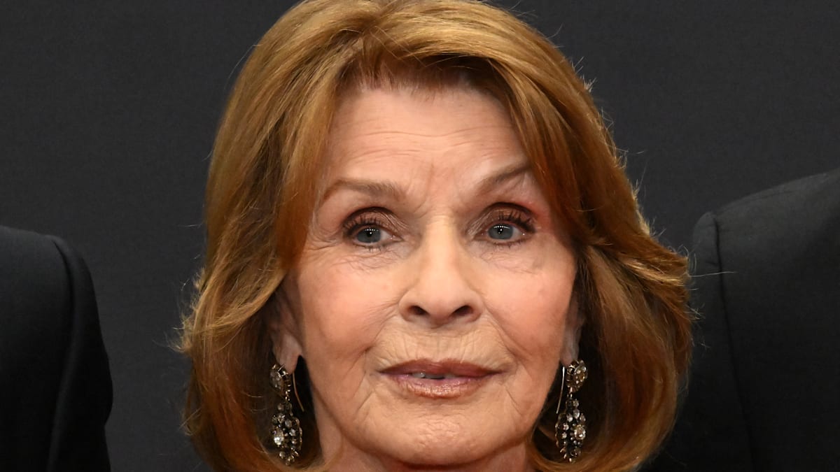Loriot-Lesung in Hamburg: Senta Berger verletzt sich bei Bühnensturz schwer