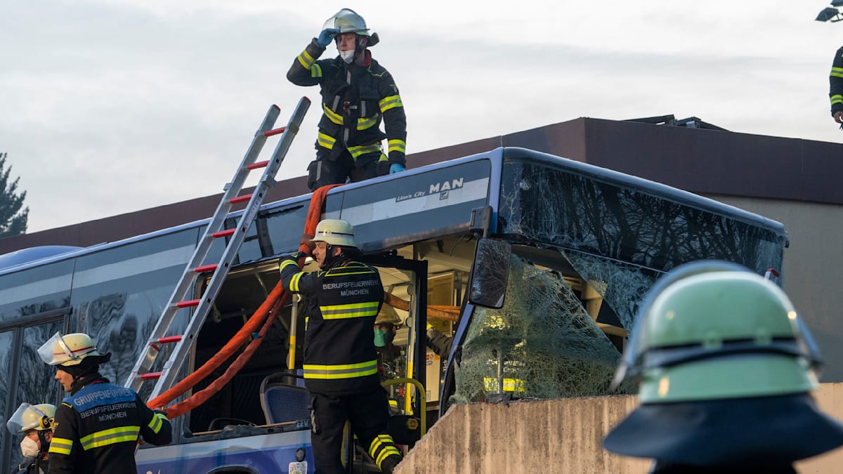München: Bus fährt gegen Hauswand – 13-jähriges Mädchen stirbt