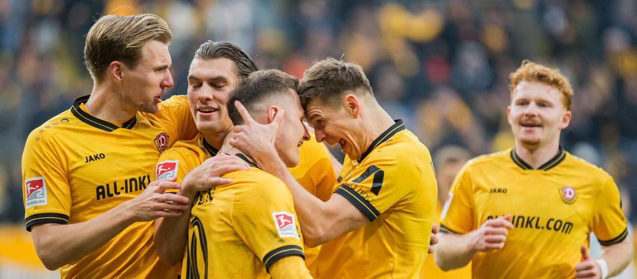 Dynamo Dresden bejubelt die Führung | IMAGO / Jan Huebner Dynamo Dresden bejubelt die Führung