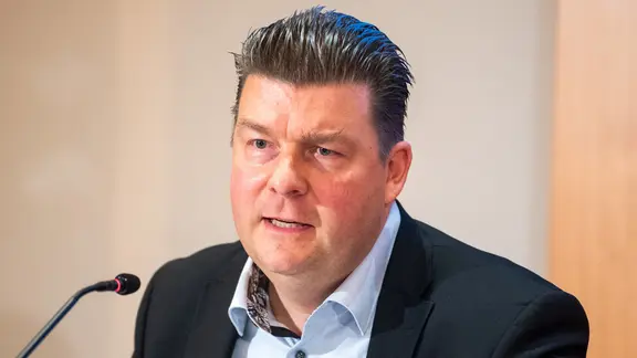 Hamburgs Finanzsenator Andreas Dressel bei einer Pressekonferenz. | Daniel Bockwoldt/dpa Hamburgs Finanzsenator Andreas Dressel bei einer Pressekonferenz.